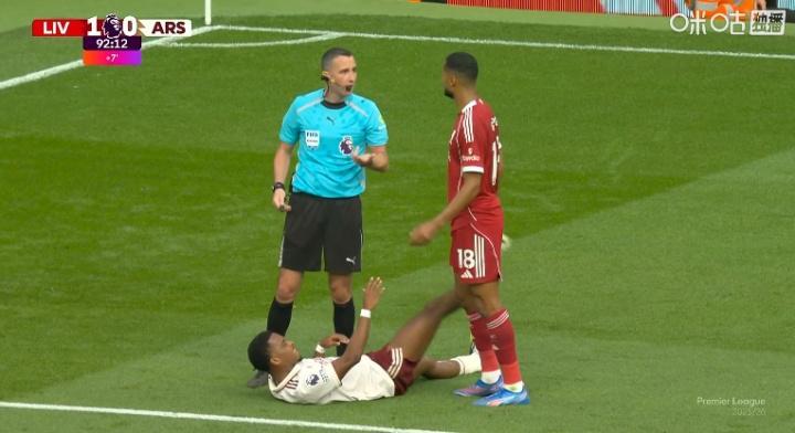 廷伯补时受伤倒地但已没换人次数，起身坚持比赛